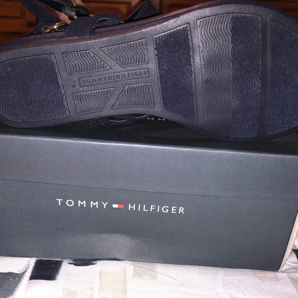 Authentic New Tommy Hilfiger Thong Sandals W/Tassels. Size 7 - Picture 6 of 12